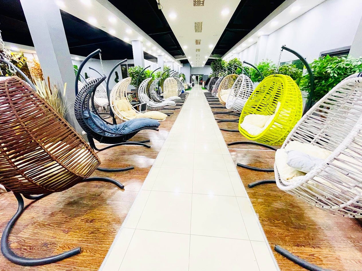 Renkli bahçe salıncakları showroom koridoru
