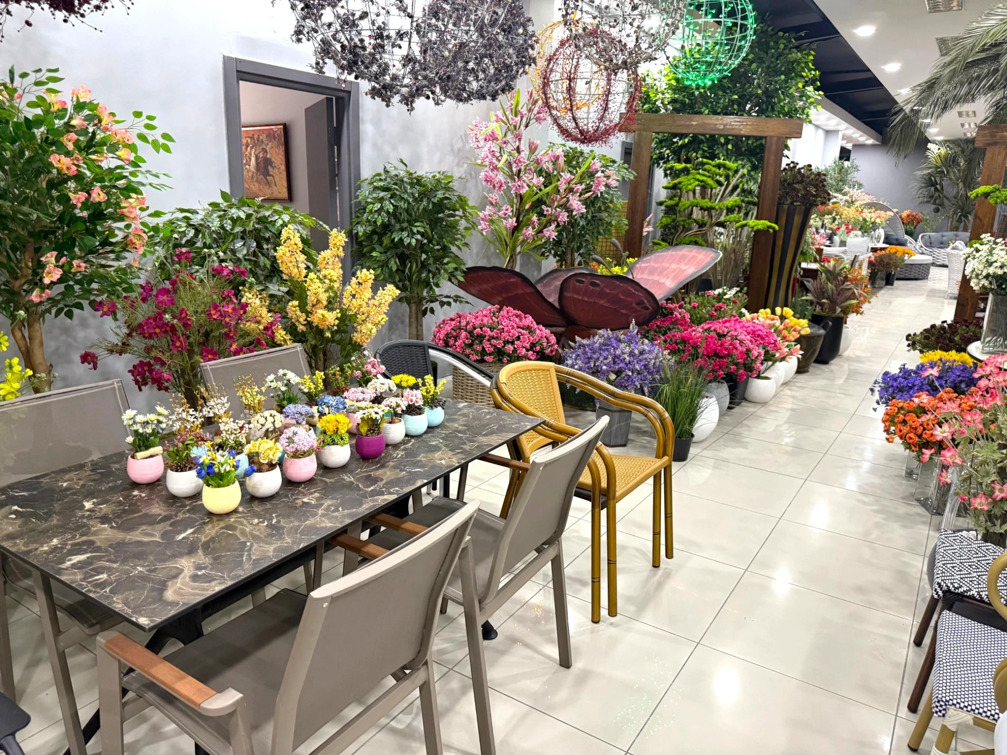 Dekoratif çiçekler ve bahçe yemek takımı showroom görünümü