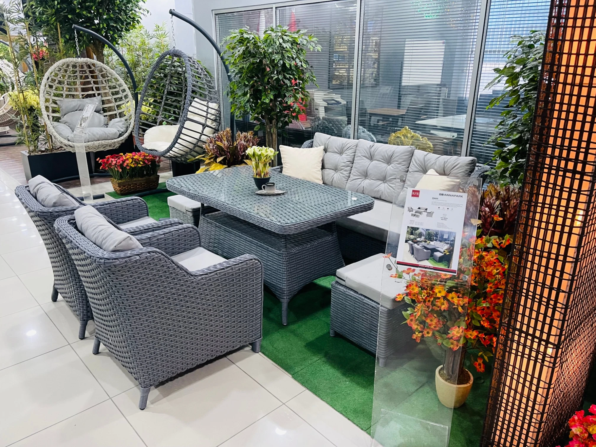Açık renk bahçe yemek takımı showroom sergilemesi