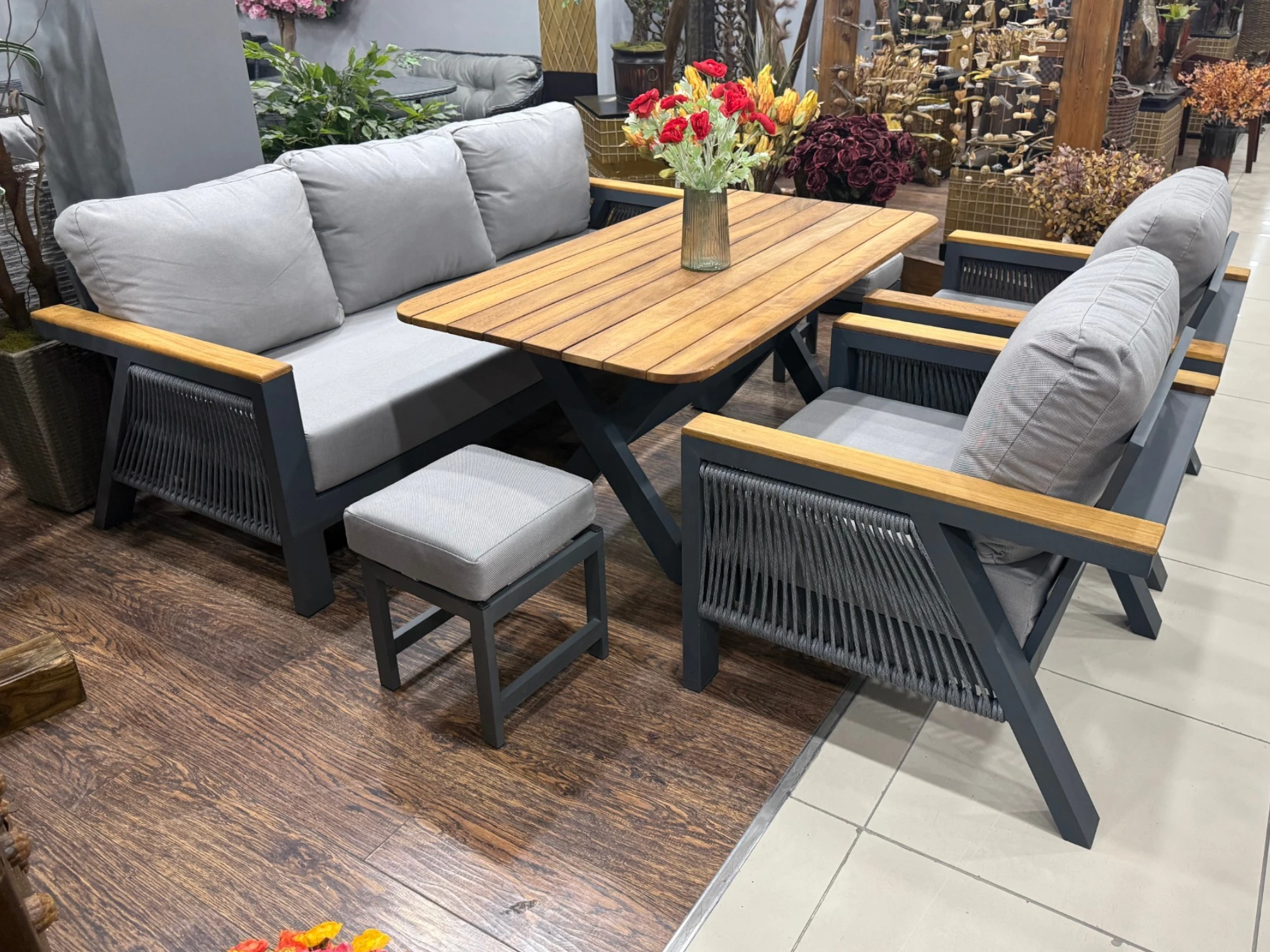 Ahşap detaylı bahçe oturma grubu