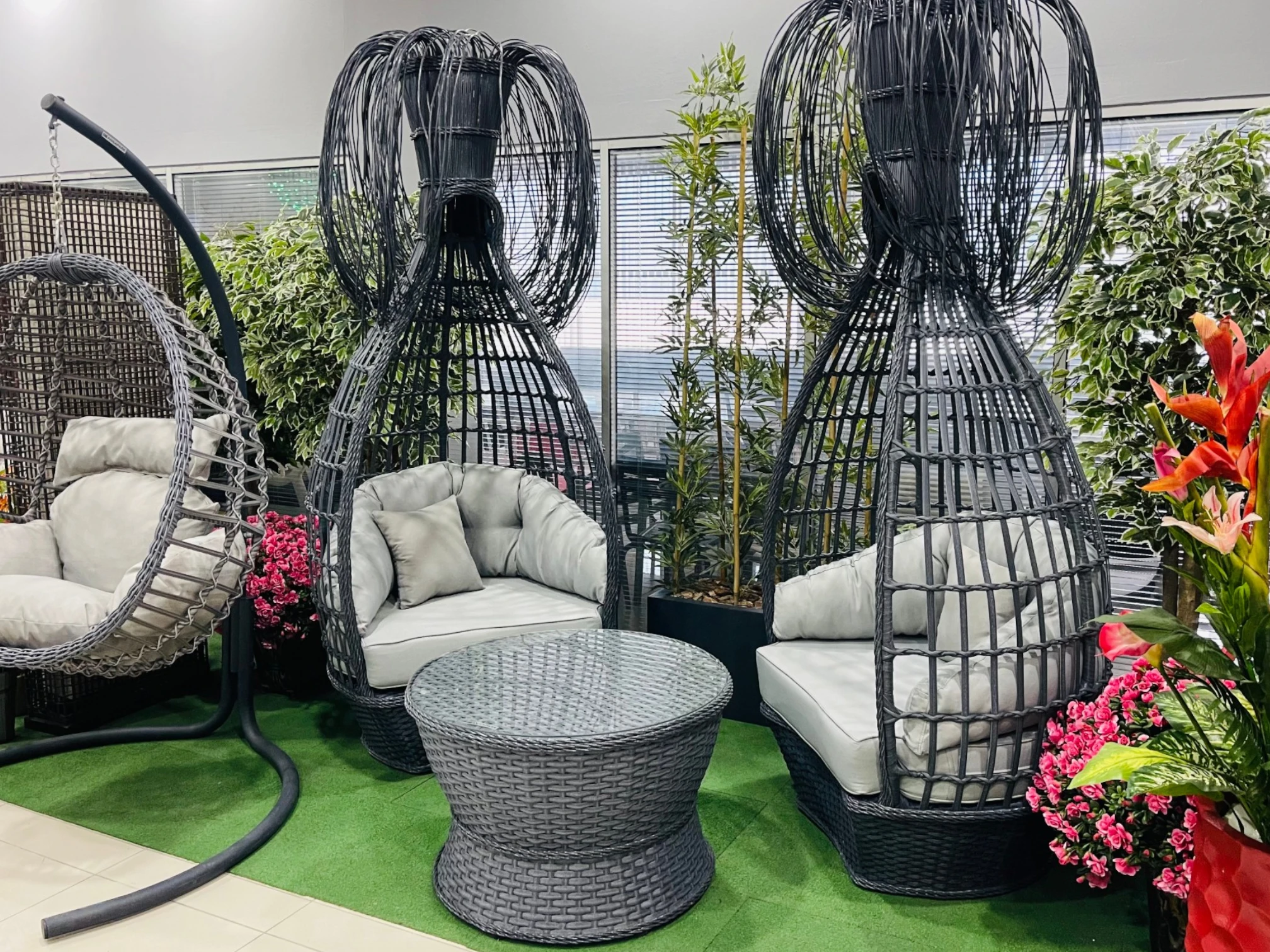 Bahçe salıncakları ve dekoratif bitkiler showroom alanı