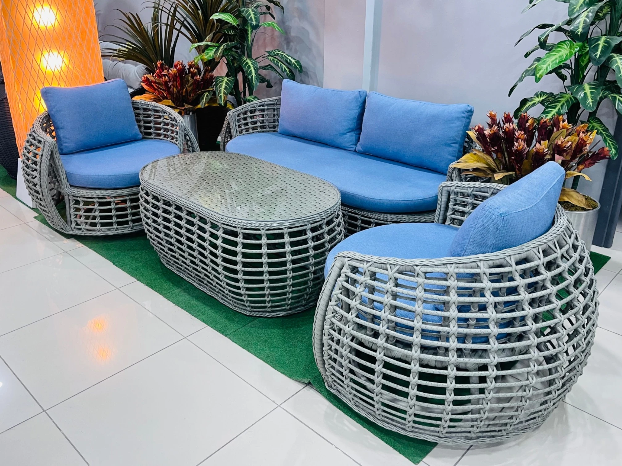 Mavi minderli bahçe oturma grubu ve yeşil rattan koltuklar