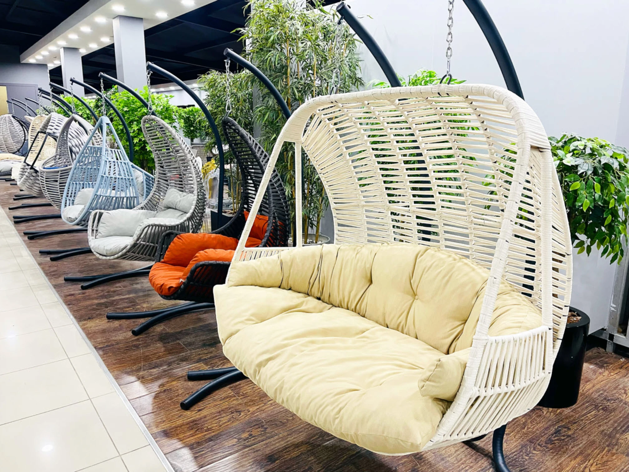 Sarı minderli bahçe oturma grubu showroom sergilemesi