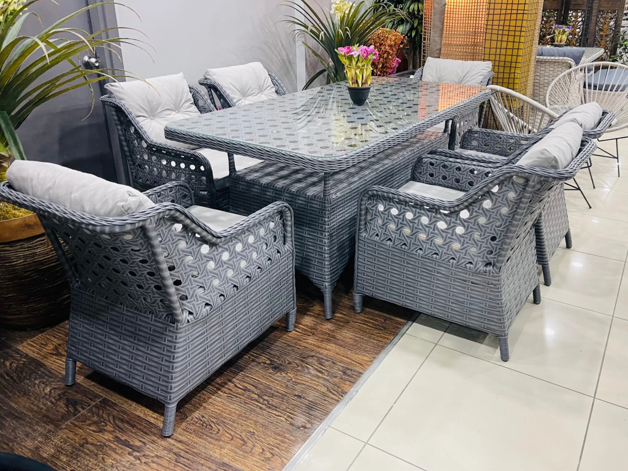Gri rattan koltuk takımı ve showroom dekorasyonu