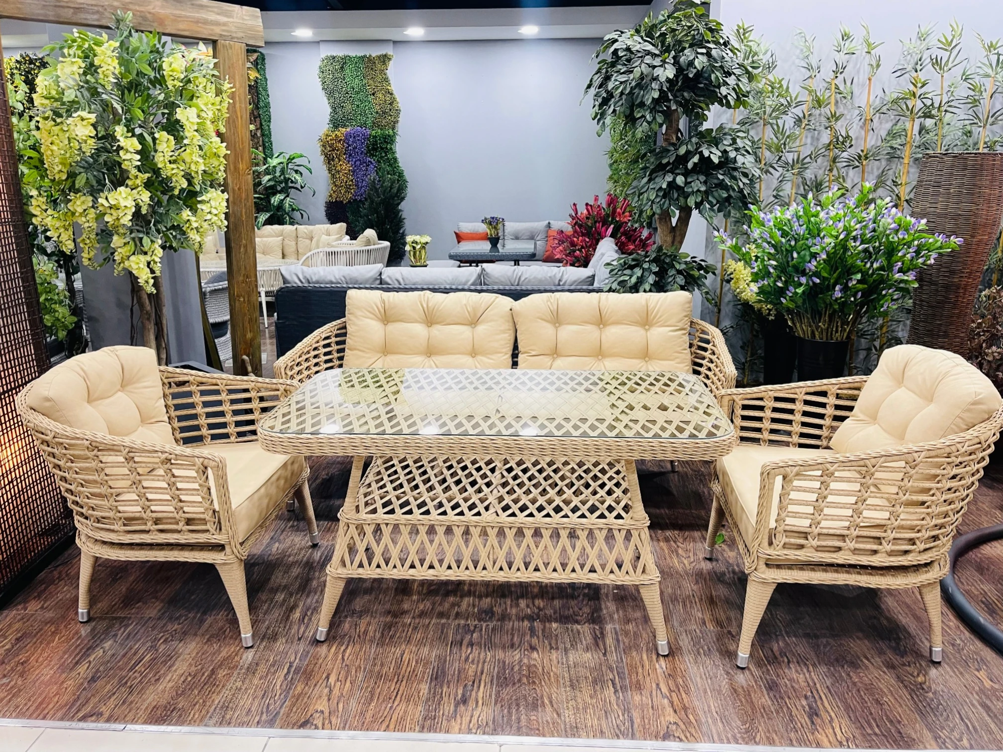 Doğal tonlarda rattan bahçe oturma grubu