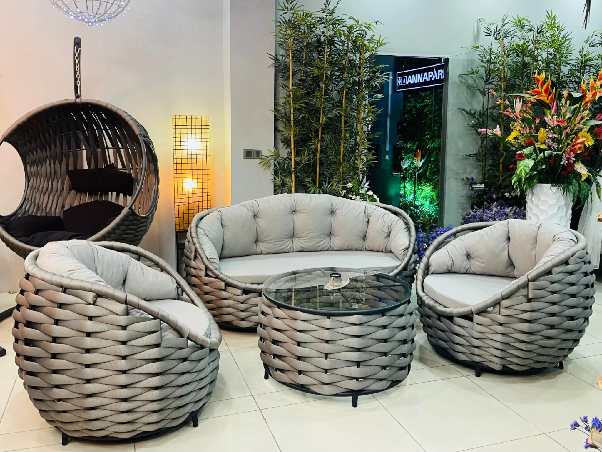 Bahçe salıncağı ve yeşil desenli rattan koltuk