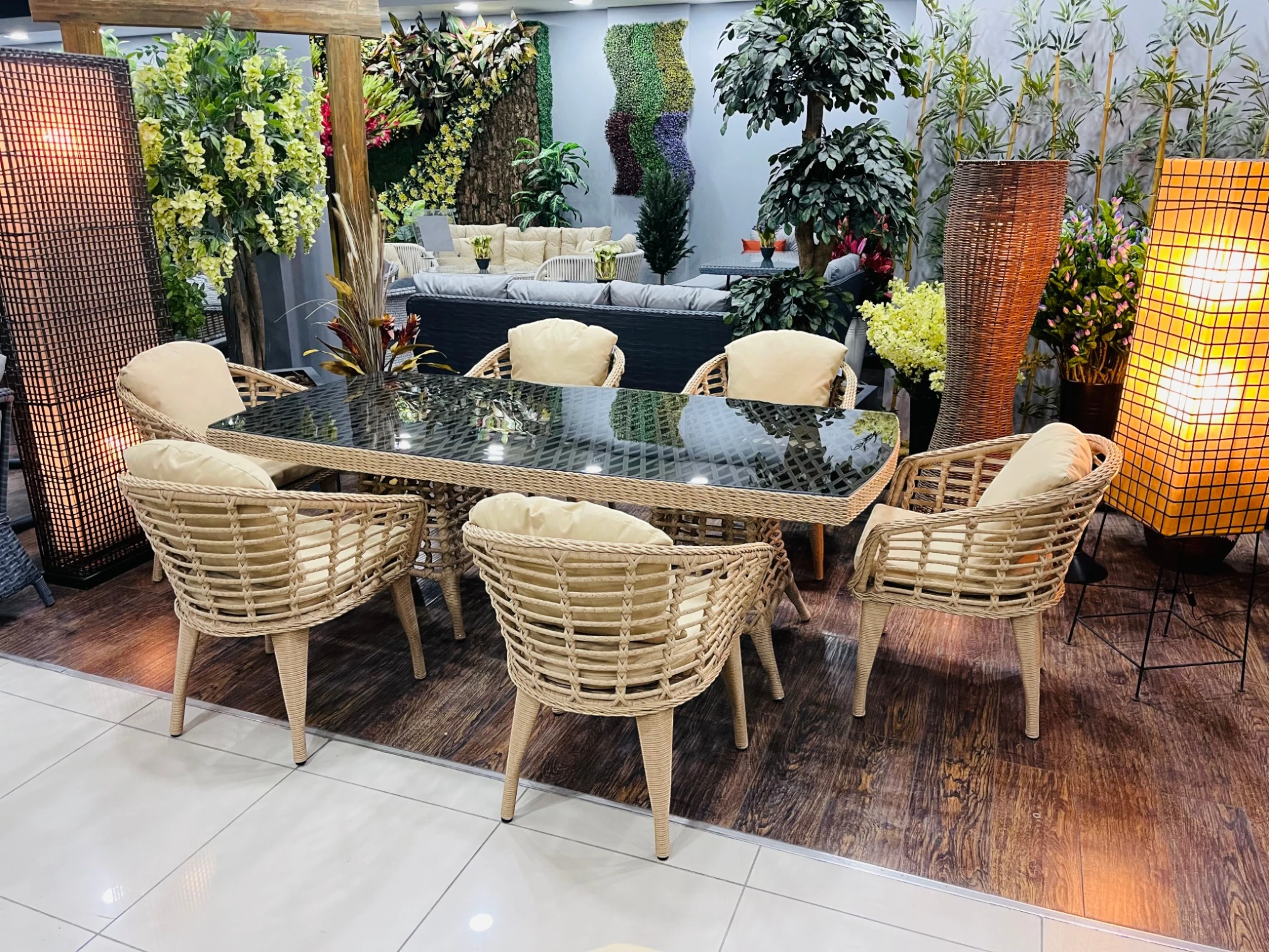 Açık renk rattan masa sandalye takımları showroom görünümü
