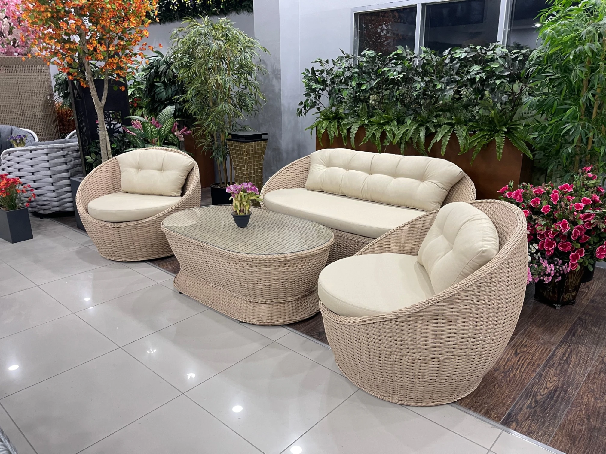 Krem renkli modern bahçe koltukları