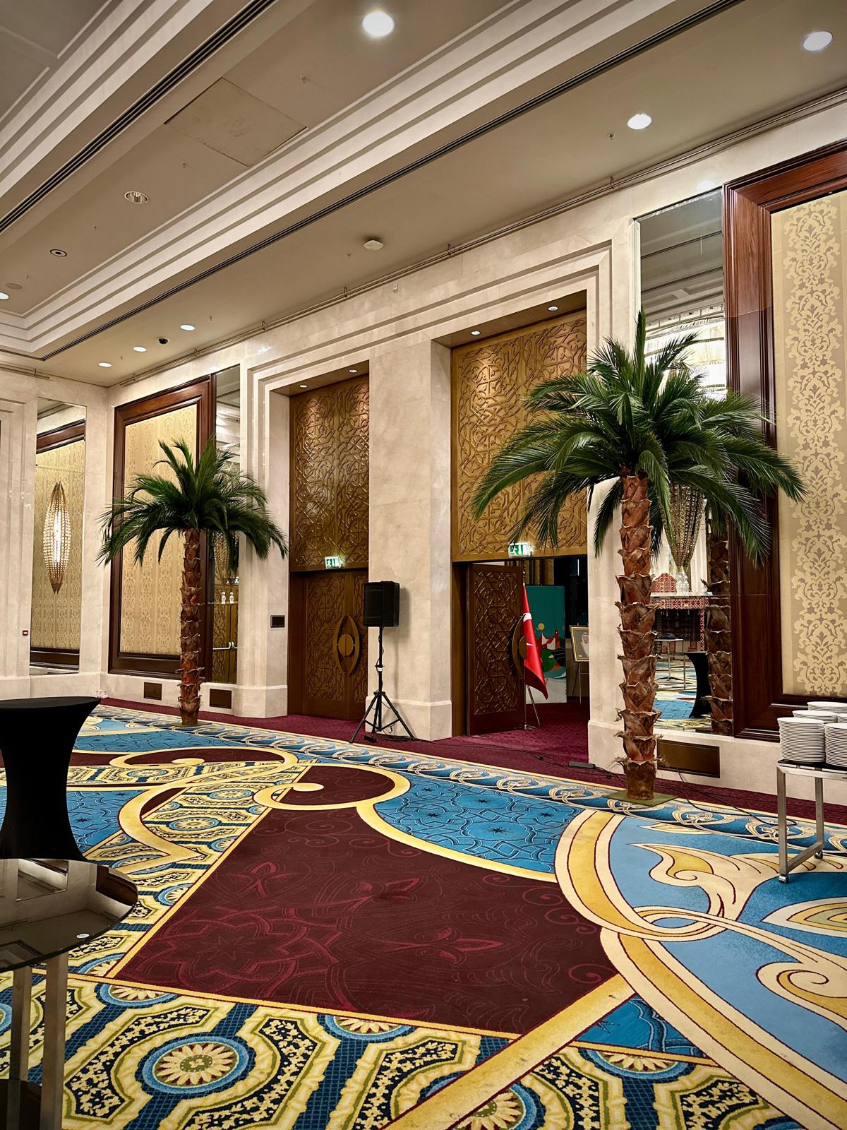 Otel davet alanında yapay palmiye dekorasyonu