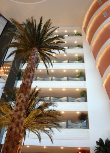 Otel ve resort dekorasyonu için yapay palmiye modelleri