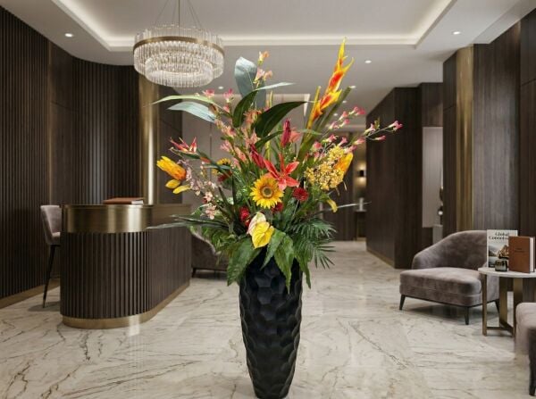 240 cm Siyah Fiberglass Saksılı Özel Tanzim Lüks Yapay Çiçek Aranjmanı