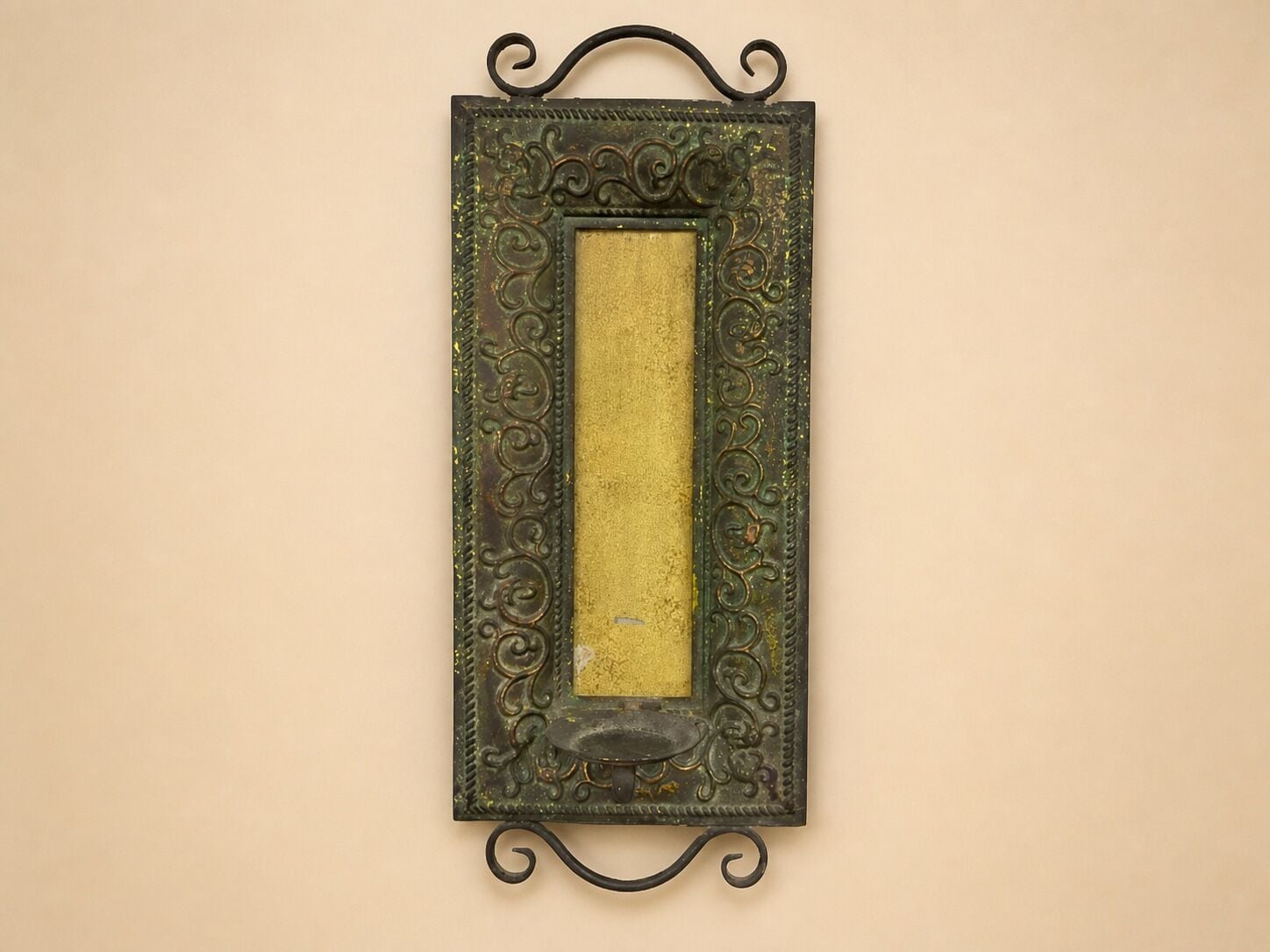 Kabartma Çerçeveli Duvar Mumluğu 67 × 28 cm