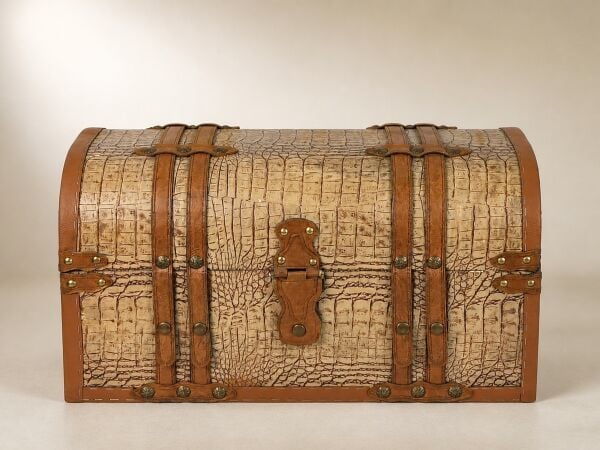 Timsah Desenli Deri Kaplama Ahşap Sandık - Kubbe Kapaklı Bavul Sandığı, 54 × 35 × 31 cm