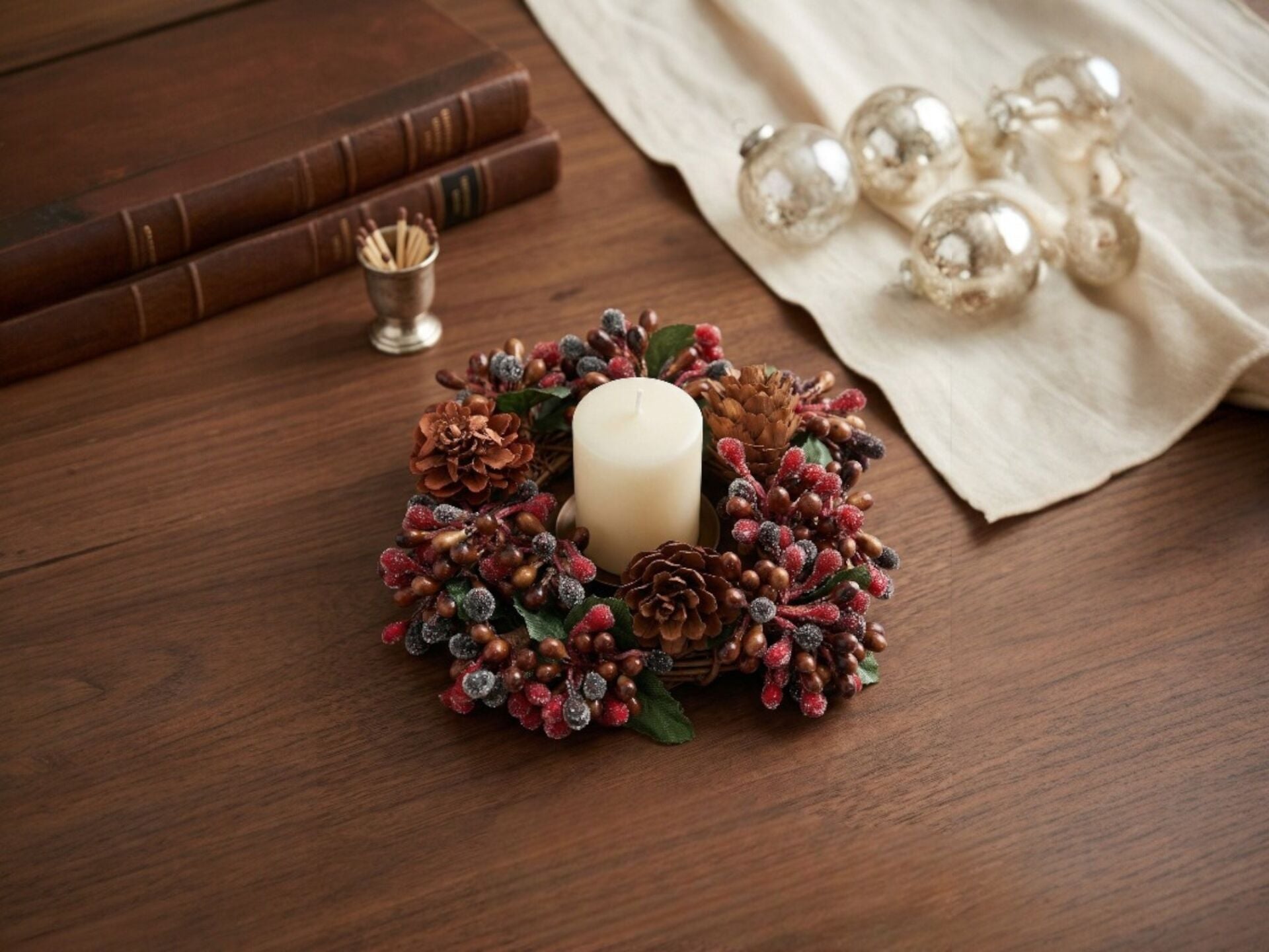 El Yapımı Kozalaklı ve Kırmızı Meyveli Dekoratif Mumluk, Masa Dekoru (13 cm)