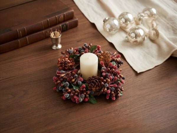 El Yapımı Kozalaklı ve Kırmızı Meyveli Dekoratif Mumluk, Masa Dekoru (13 cm)