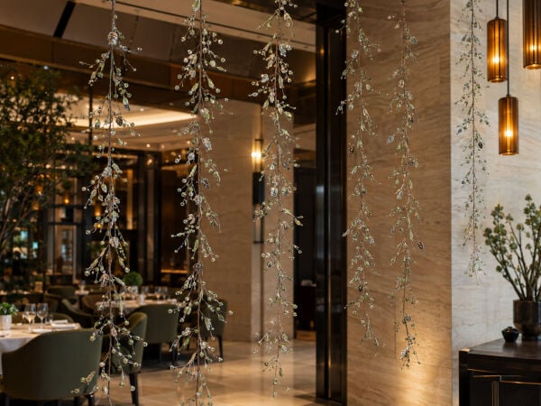 Dekoratif Masa Süsü ve Sarkıt Garland 150 cm – Gümüş ve Yeşil