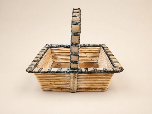 Hasır Sepet – Dikdörtgen Kulplu Mavi Detaylı 42 × 35 × 35 cm