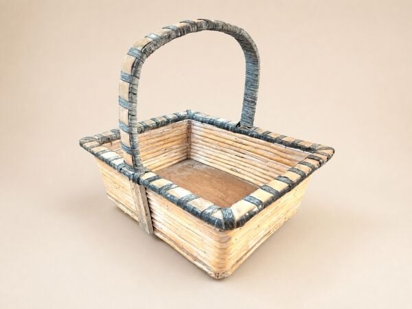 Hasır Sepet – Dikdörtgen Kulplu Mavi Detaylı 42 × 35 × 35 cm