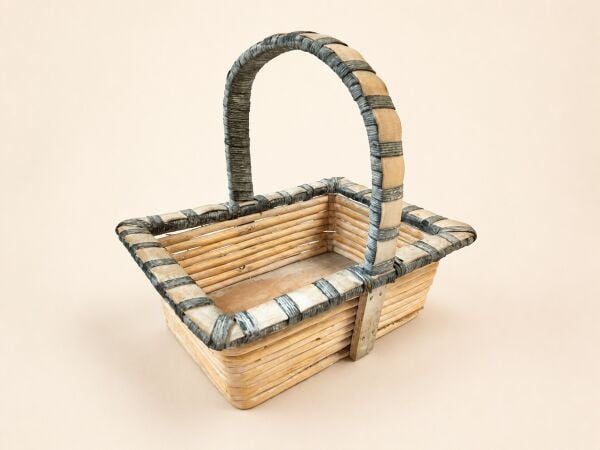 Hasır Sepet – Dikdörtgen Kulplu Mavi Detaylı 32 × 25 × 25 cm