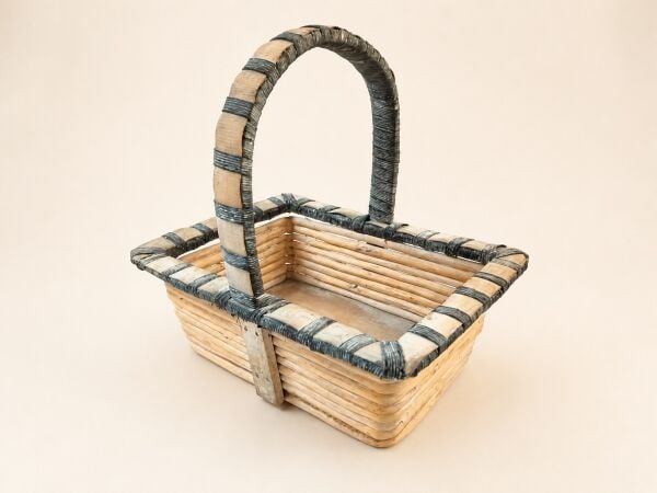Hasır Sepet – Dikdörtgen Kulplu Mavi Detaylı 32 × 25 × 25 cm