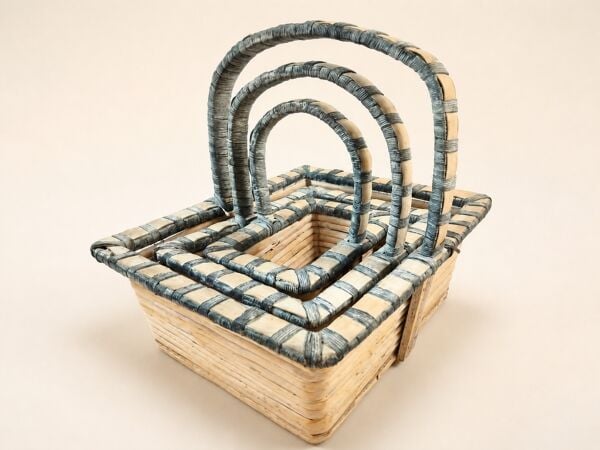 Hasır Sepet – Dikdörtgen Kulplu Mavi Detaylı 32 × 25 × 25 cm