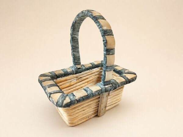 Hasır Sepet – Dikdörtgen Kulplu Mavi Detaylı 23 × 16 × 20 cm