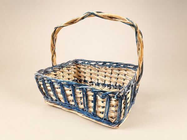 Hasır Sepet – Dikdörtgen Kulplu Mavi Detaylı 40 × 30 × 35 cm