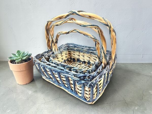 Hasır Sepet – Dikdörtgen Kulplu Mavi Detaylı 30 × 24 × 30 cm