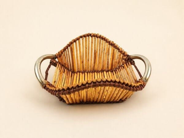 Hasır Sepet – Dikdörtgen Metal Kulplu Düzenleyici 28 × 20 × 13 cm