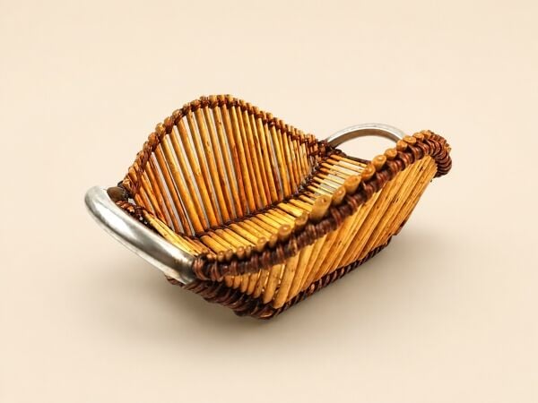Hasır Sepet – Dikdörtgen Metal Kulplu Düzenleyici 28 × 20 × 13 cm