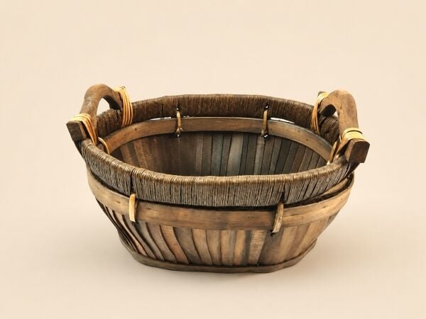 Hasır Sepet – Yuvarlak Ahşap Kulplu Saklama Sepeti 33 × 28 × 18 cm
