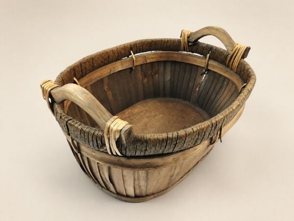 Hasır Sepet – Yuvarlak Ahşap Kulplu Saklama Sepeti 33 × 28 × 18 cm