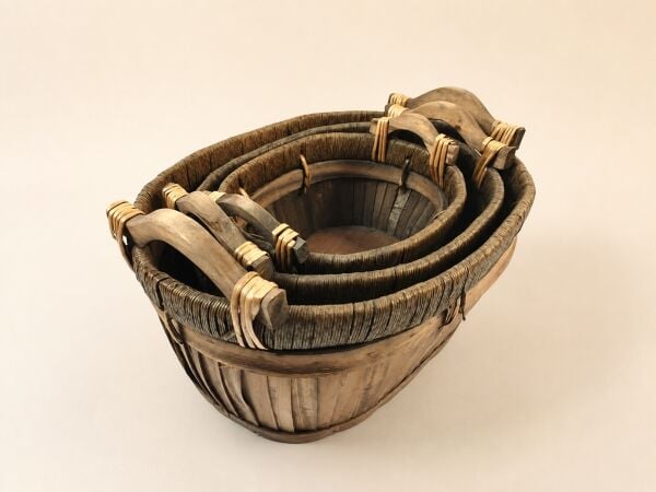 Hasır Sepet – Yuvarlak Ahşap Kulplu Saklama Sepeti 33 × 28 × 18 cm