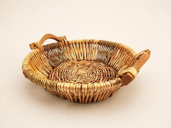 Hasır Sepet – Yuvarlak Ahşap Kulplu Tepsi 23 × 23 × 8 cm