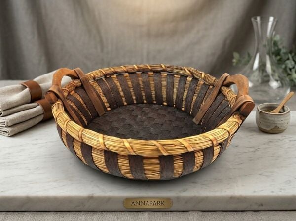 Hasır Sepet – Doğal Rattan Yuvarlak Ahşap Kulplu 40 × 40 × 15 cm