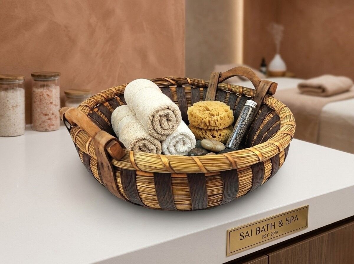 Hasır Sepet – Doğal Rattan Yuvarlak Ahşap Kulplu 30 × 30 × 13 cm