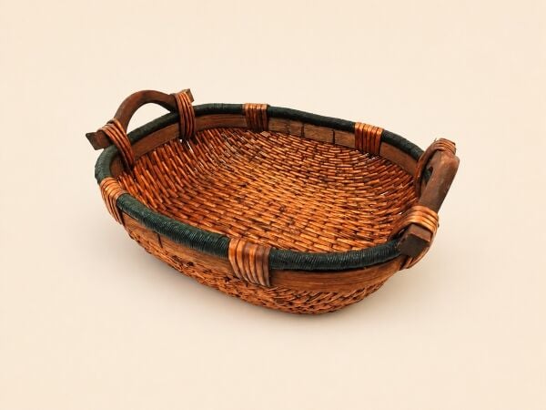 Hasır Sepet – Oval Ahşap Kulplu Yeşil Detaylı Tepsi 40 × 30 × 12 cm