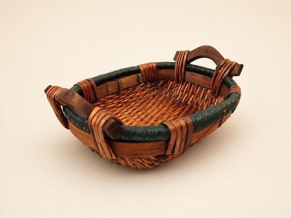 Hasır Sepet – Oval Ahşap Kulplu Yeşil Detaylı Tepsi 26 × 20 × 8 cm