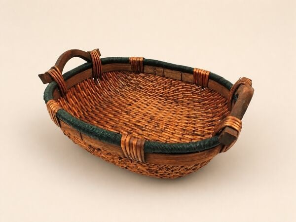 Hasır Sepet – Oval Ahşap Kulplu Yeşil Detaylı Tepsi 26 × 20 × 8 cm