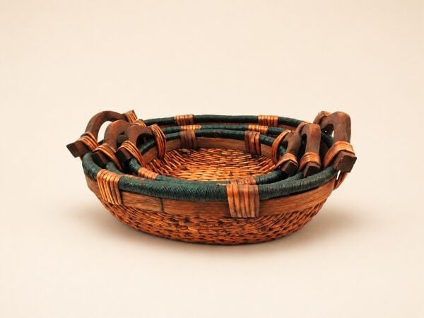Hasır Sepet – Oval Ahşap Kulplu Yeşil Detaylı Tepsi 26 × 20 × 8 cm