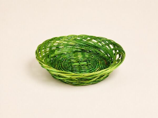 Hasır Sepet – Yuvarlak Yeşil Sunum Sepeti 27 × 23 × 8 cm