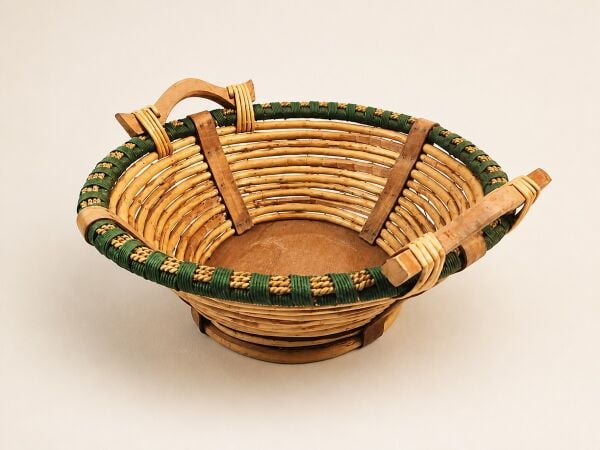 Hasır Sepet – Yuvarlak Ahşap Kulplu Yeşil Detaylı 40 × 40 × 15 cm