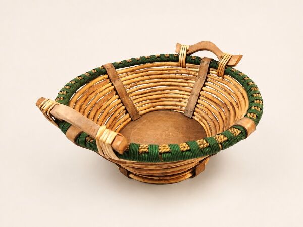 Hasır Sepet – Yuvarlak Ahşap Kulplu Yeşil Detaylı 32 × 32 × 13 cm