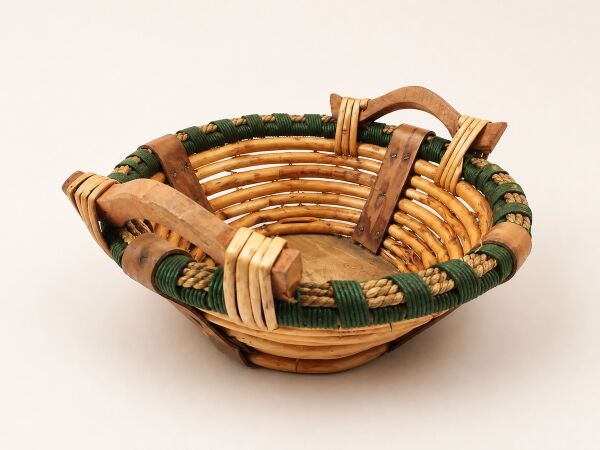 Hasır Sepet – Yuvarlak Ahşap Kulplu Yeşil Detaylı 32 × 32 × 13 cm