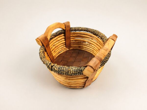 Hasır Sepet – Yuvarlak Ahşap Kulplu Düzenleyici 24 × 24 × 12 cm
