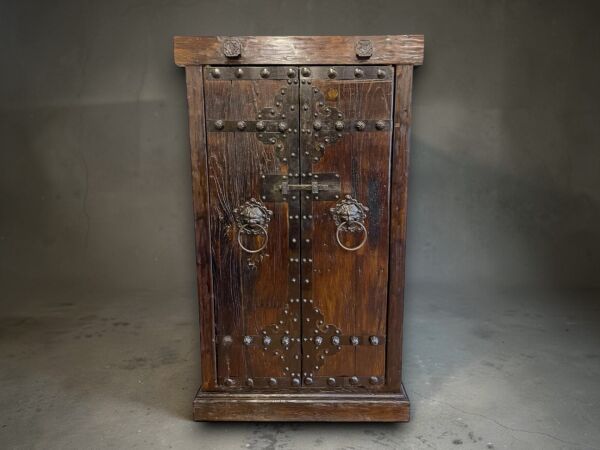 Masif Eskitme Aslan Motifli Han Kapısı Dolap